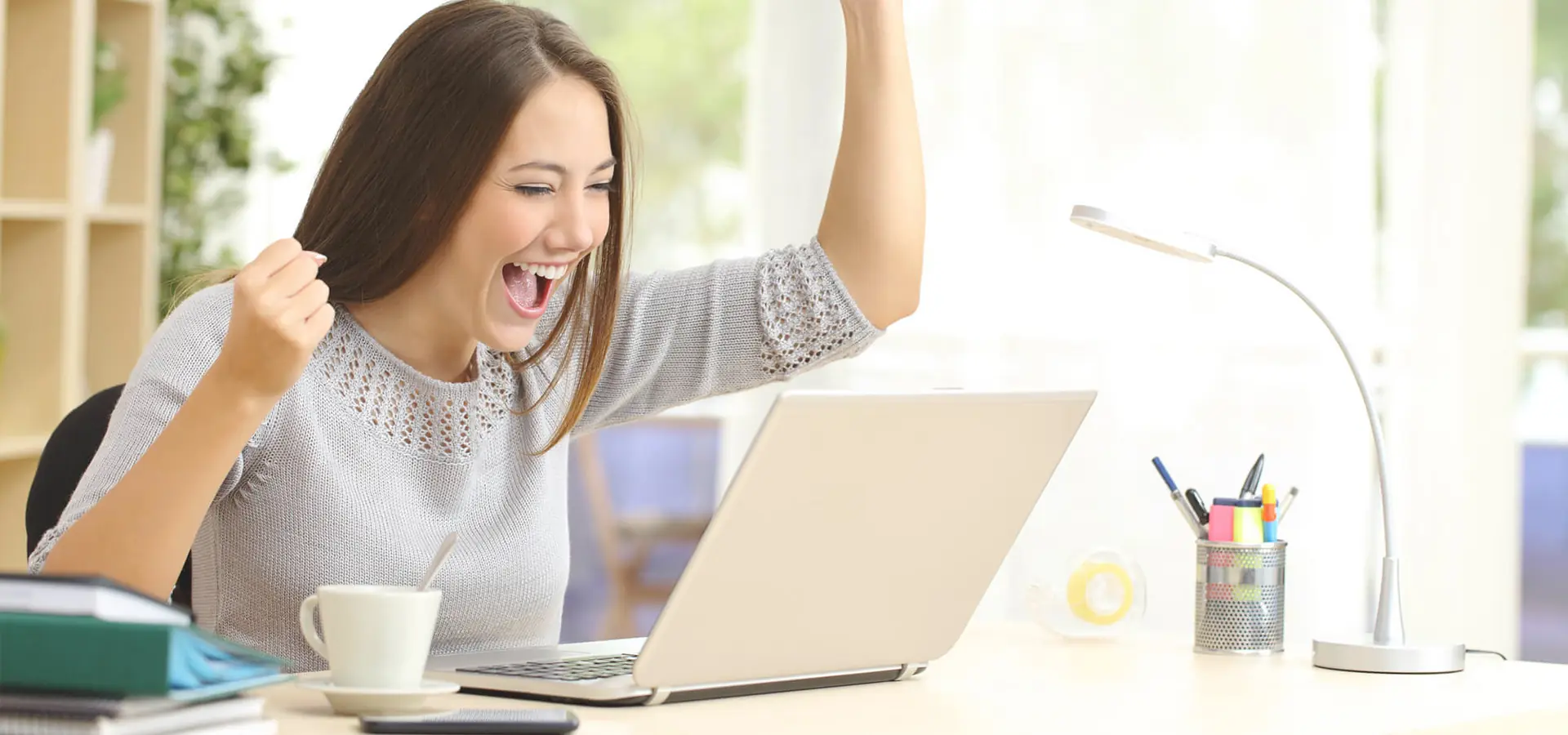 Clienta feliz con su laptop reparada