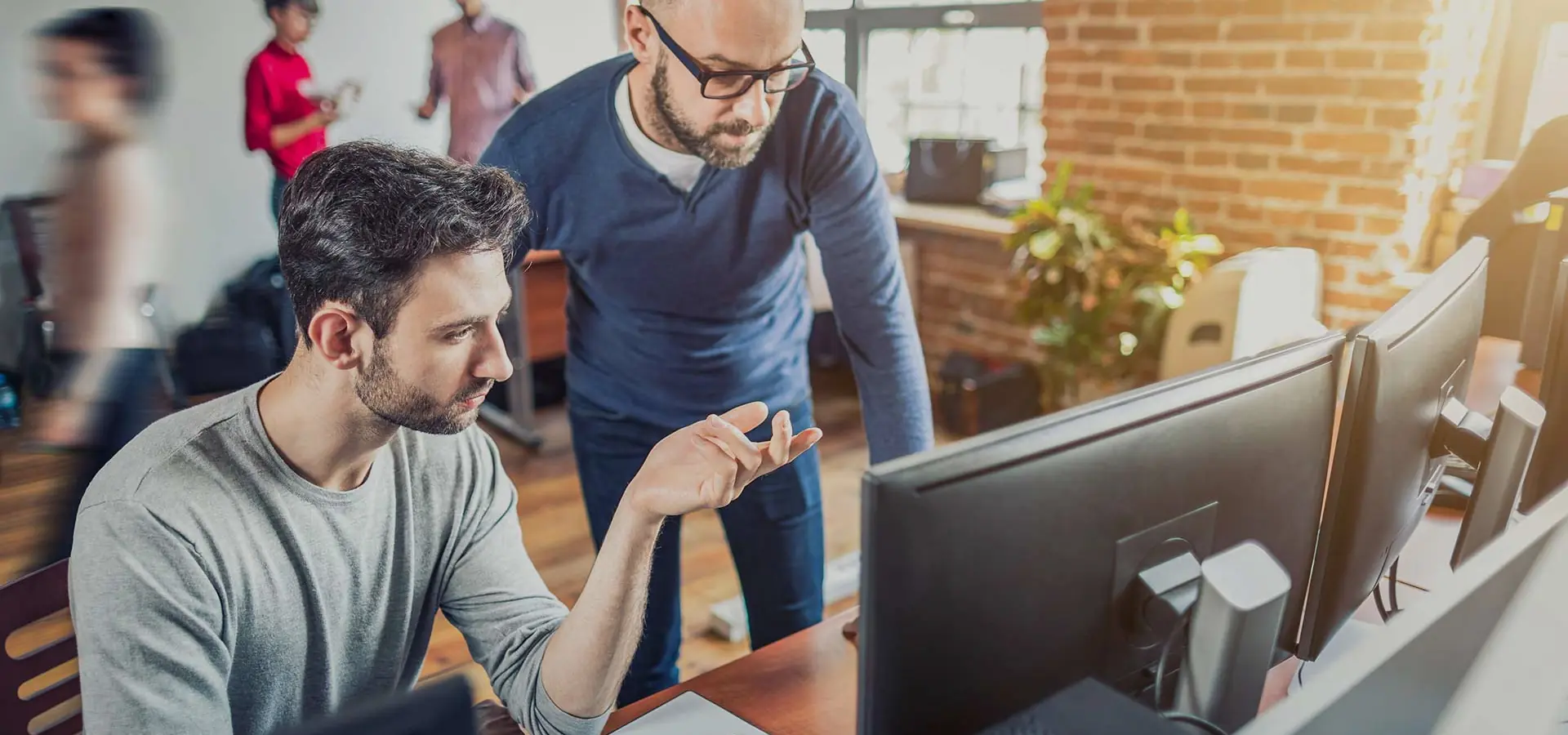 Técnicos de soporte revisando equipos de una empresa